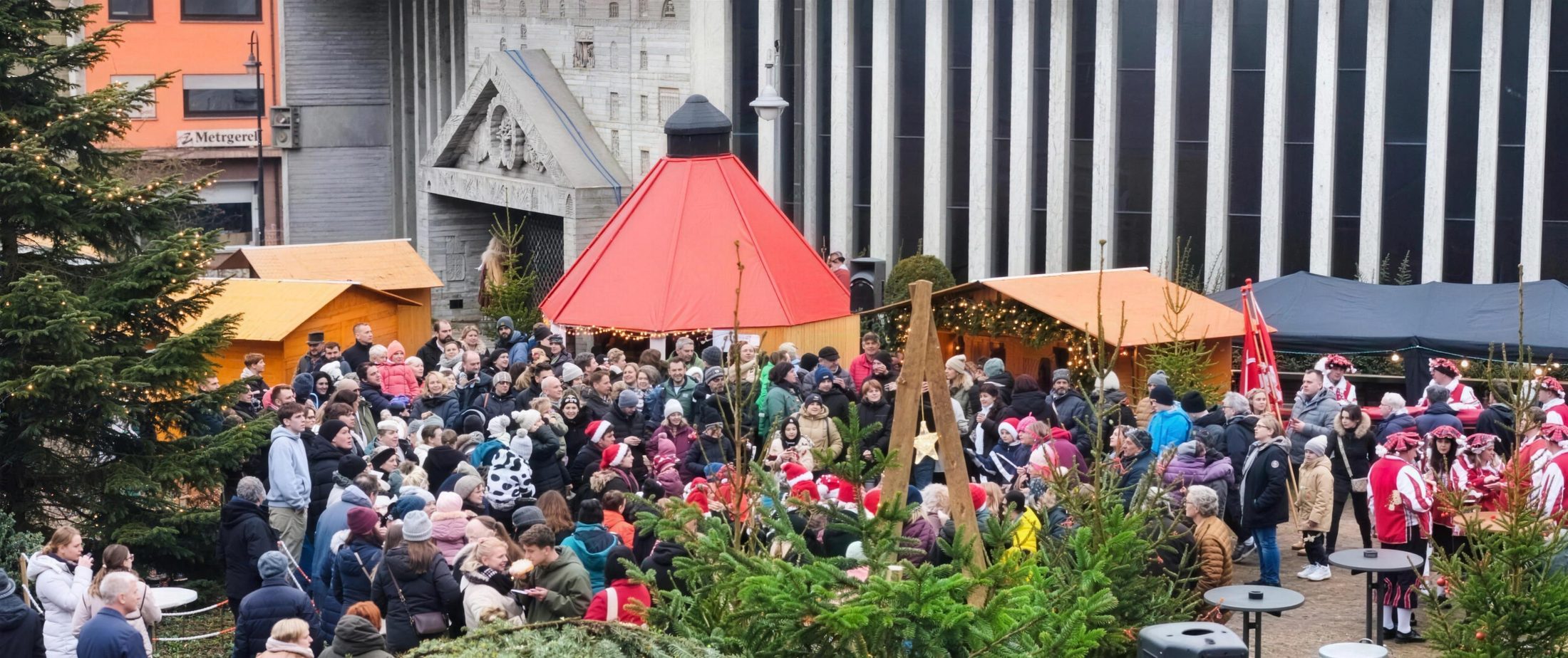 Viele Menschen mit roten Nikolausmützen auf dem Weihnachtsmarkt in Osterburken