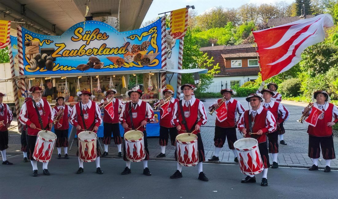 Spielmannszug in roten Uniformen beim Brückenfest 2026